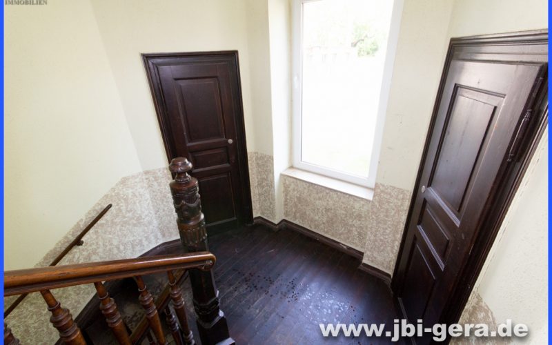 Treppenabsatz mit Abstellkammer