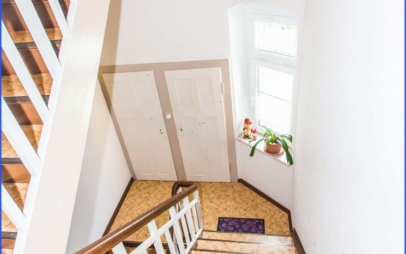 Treppenabsatz mit Abstellkammer