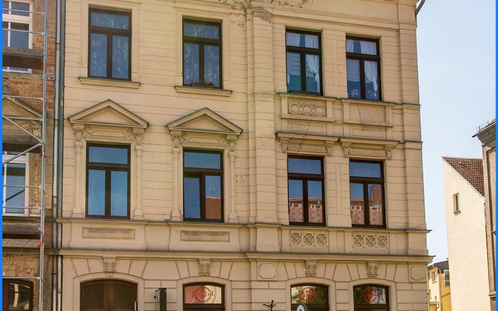 Mehrfamilienhaus mit großem Grundstück und Doppelgarage