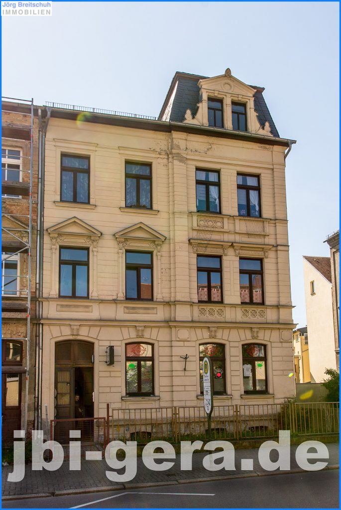 Mehrfamilienhaus mit großem Grundstück und Doppelgarage