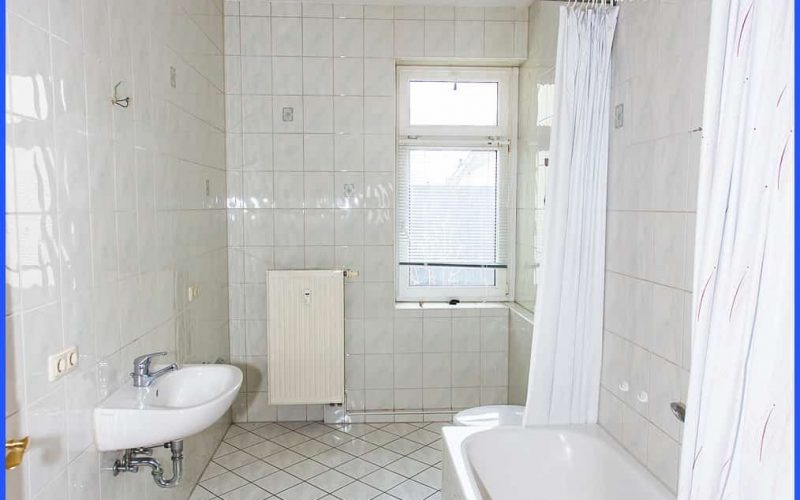 WE 2_3 Bad mit Wanne und Fenster