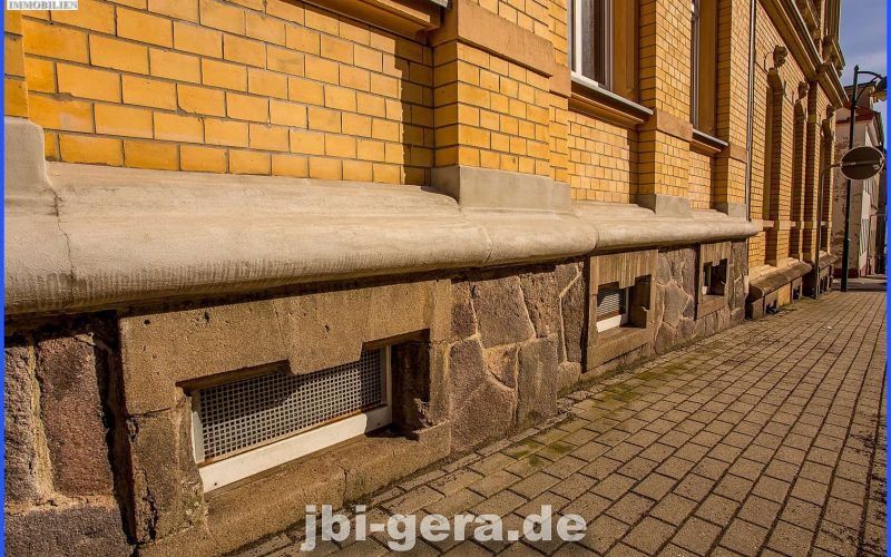 Sockel vorn