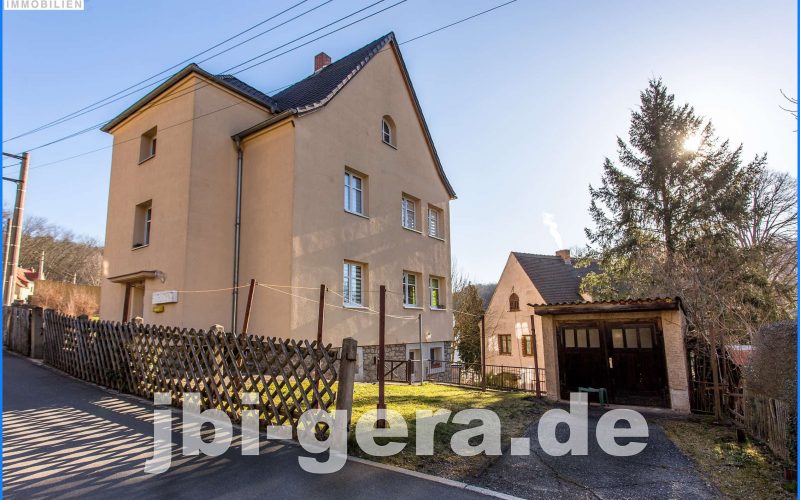 Ansicht mit Garage
