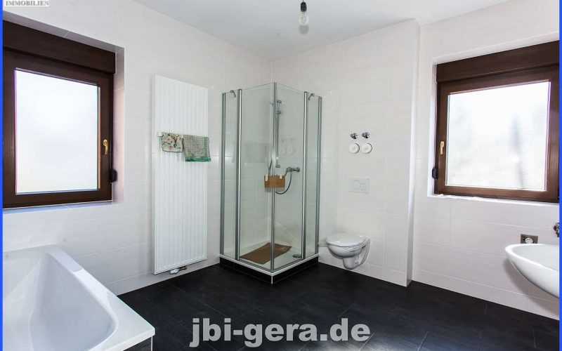 HH 1 OG Bad mit Wanne Dusche und Fenster Bild 1