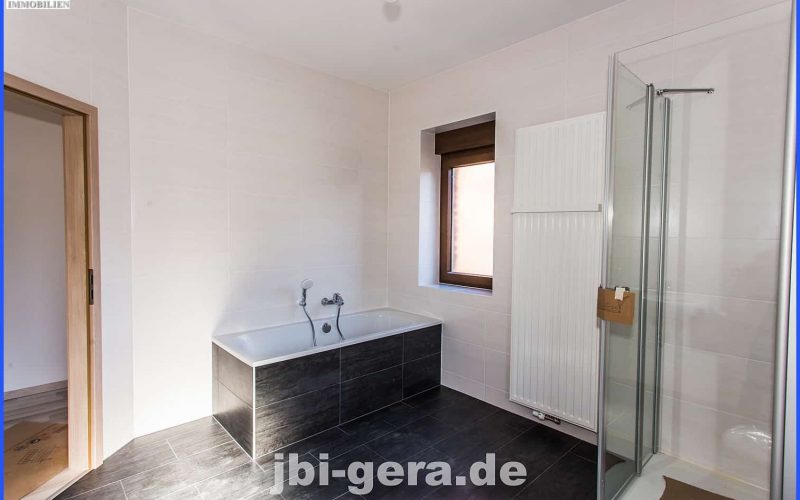 HH 1 OG Bad mit Wanne Dusche und Fenster Bild 2