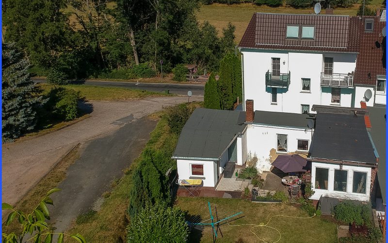 Ansicht hinten mit Grundstück