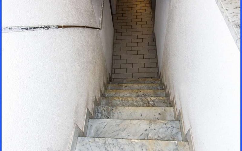 Marmortreppe in den Keller