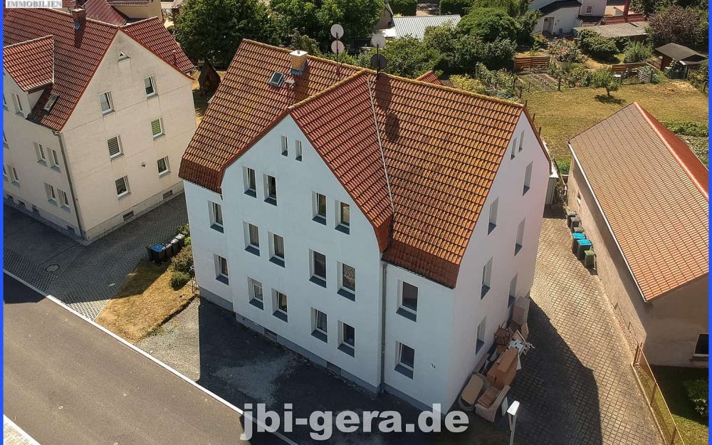 Mehrfamilienhaus mit Balkonen, Garagen, Stellplätze und großem Grundstück zu verkaufen.