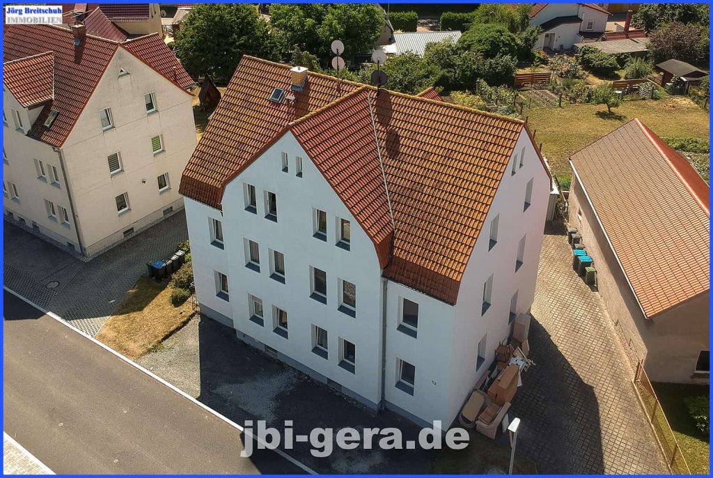 Mehrfamilienhaus mit Balkonen, Garagen, Stellplätze und großem Grundstück zu verkaufen.