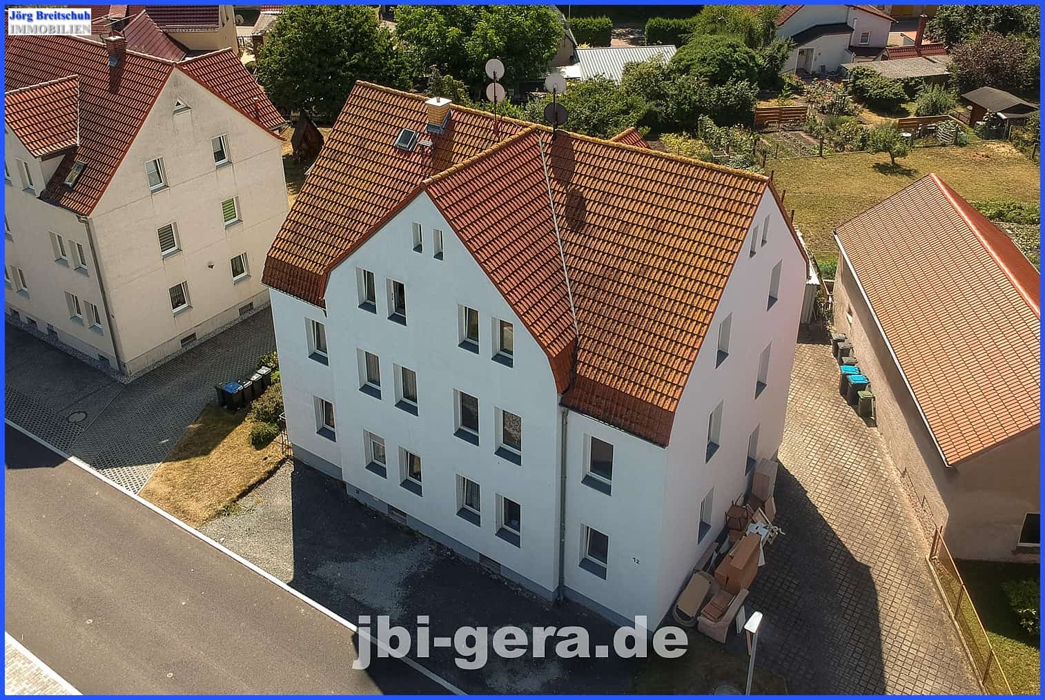 Mehrfamilienhaus mit Balkonen, Garagen, Stellplätze und großem Grundstück zu verkaufen. Mehrfamilienhaus mit Balkonen, Garagen, Stellplätze und großem Grundstück zu verkaufen.