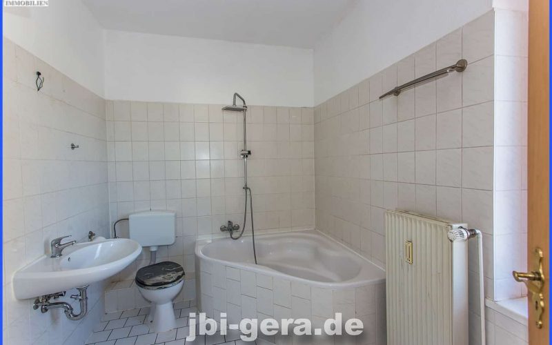 1 OG li Bad mit Wanne und Fenster_