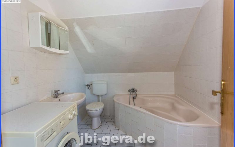 DG li Bad mit Wanne und Fenster