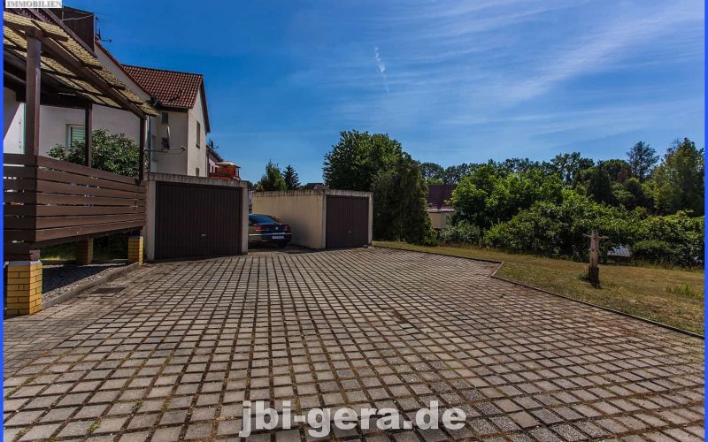 Stellplätze und Garagen