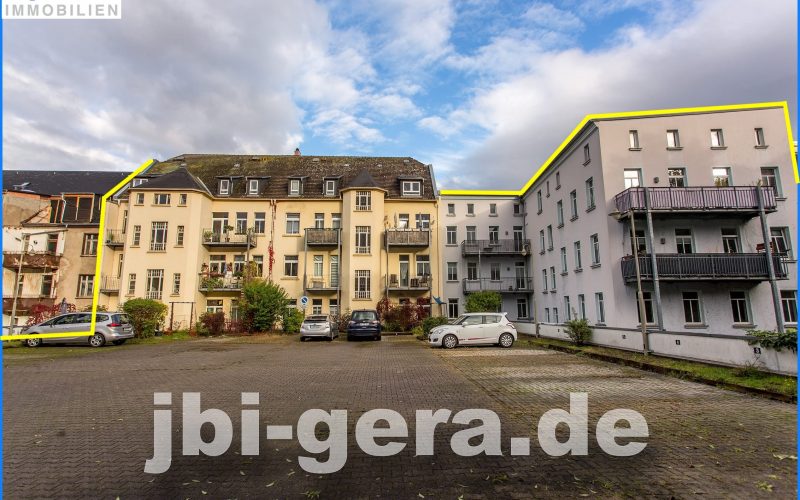 Rückansicht mit Parkplatz