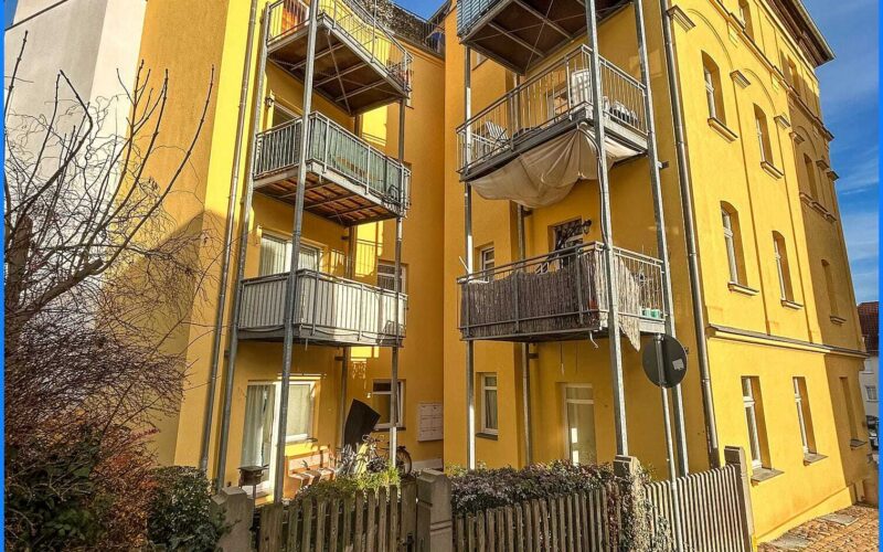 Rückansicht mit Balkonen und Terrassen