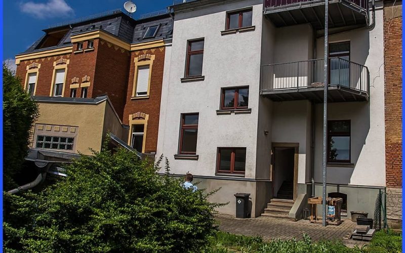 Rückansicht mit Grundstück