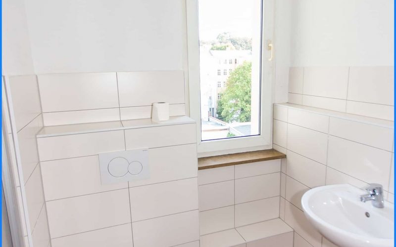 3OG li Bad mit Dusche und Fenster