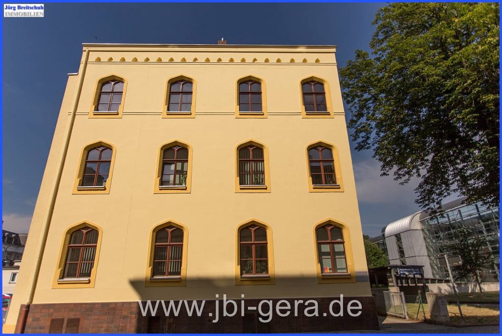 Traumhafte Etagenwohnung, Stadtvilla mit Weitblick. Gäste-WC,  große lichtdurchflutete Fenster.