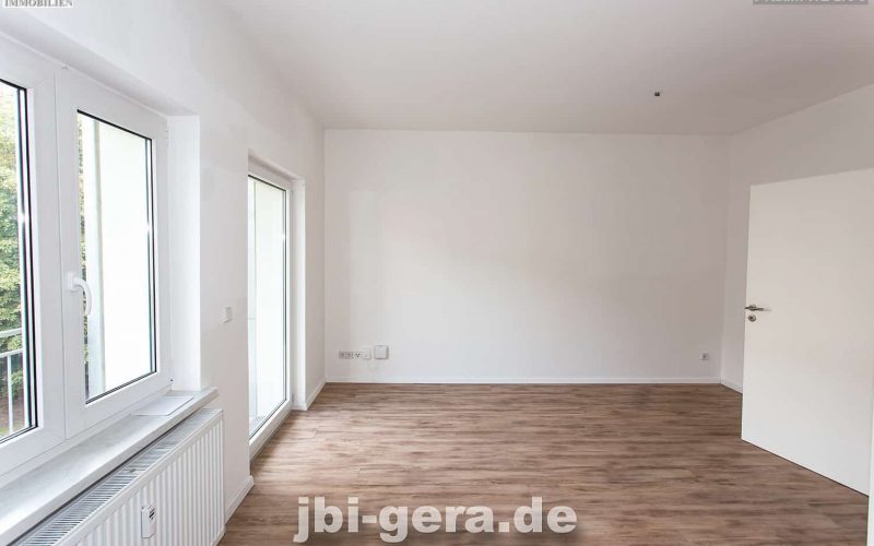 Wohnzimmer mit Balkon 2OG Bild 2
