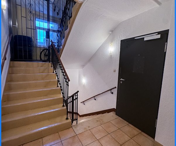 1425 Innenfoto_Treppenhaus rechts