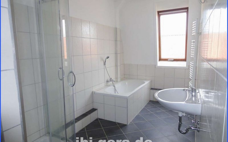 WE 08 Bad mit Wanne, Dusche und Fenster