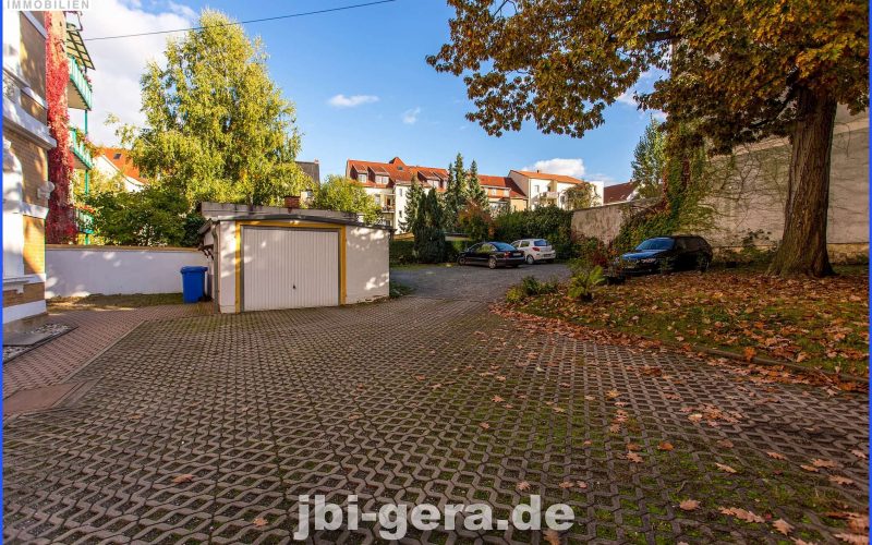 Garage und Stellplätze