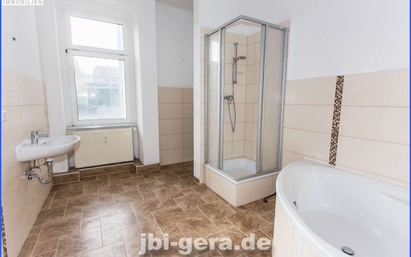 WE 04 Bad mit Wanne, Dusche und Fenster