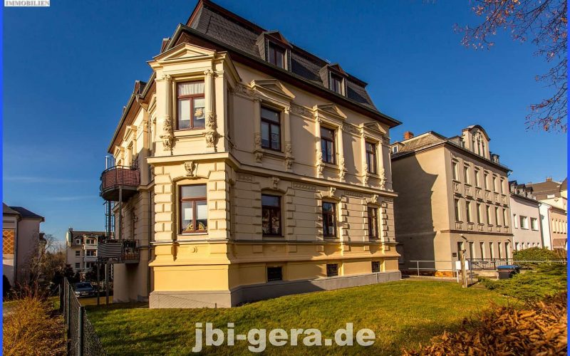 Ansicht Villa mit Vorgarten