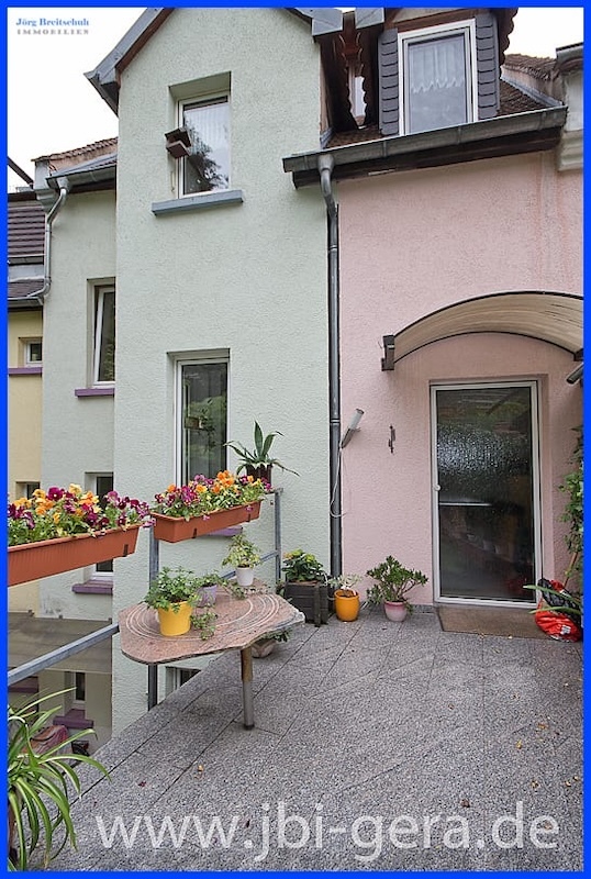 2-Familienhaus mit kleiner Gewerbeeinheit in Zentrum von Stadtroda zu verkaufen 2-Familienhaus mit kleiner Gewerbeeinheit in Zentrum von Stadtroda zu verkaufen