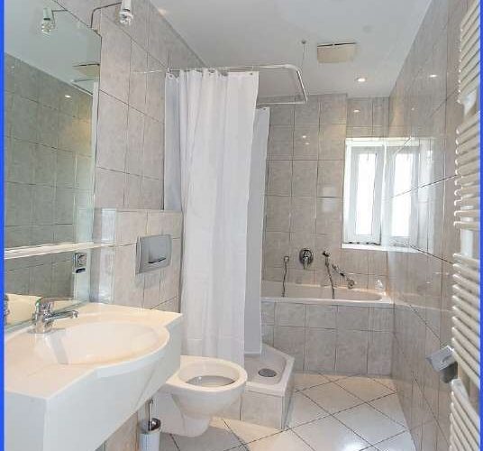 Bad mit Dusche Wanne und Fe...
