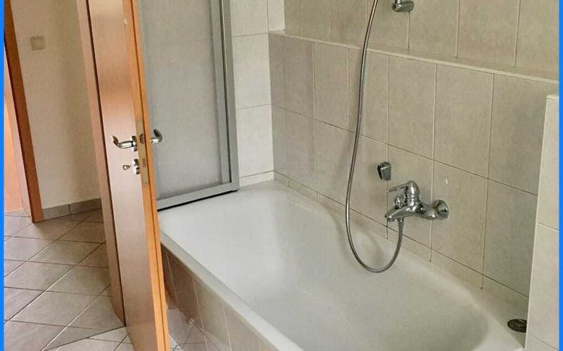 WE 2  Bad mit Wanne und Fenster