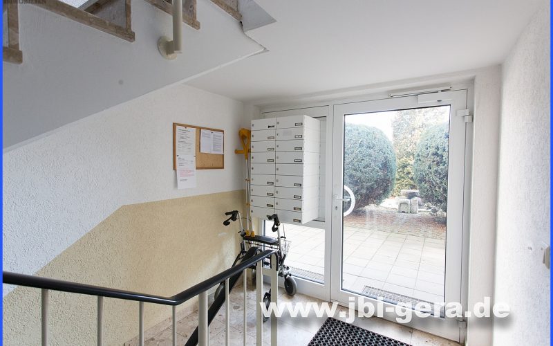 Hauseingang mit Briefkastenanlage